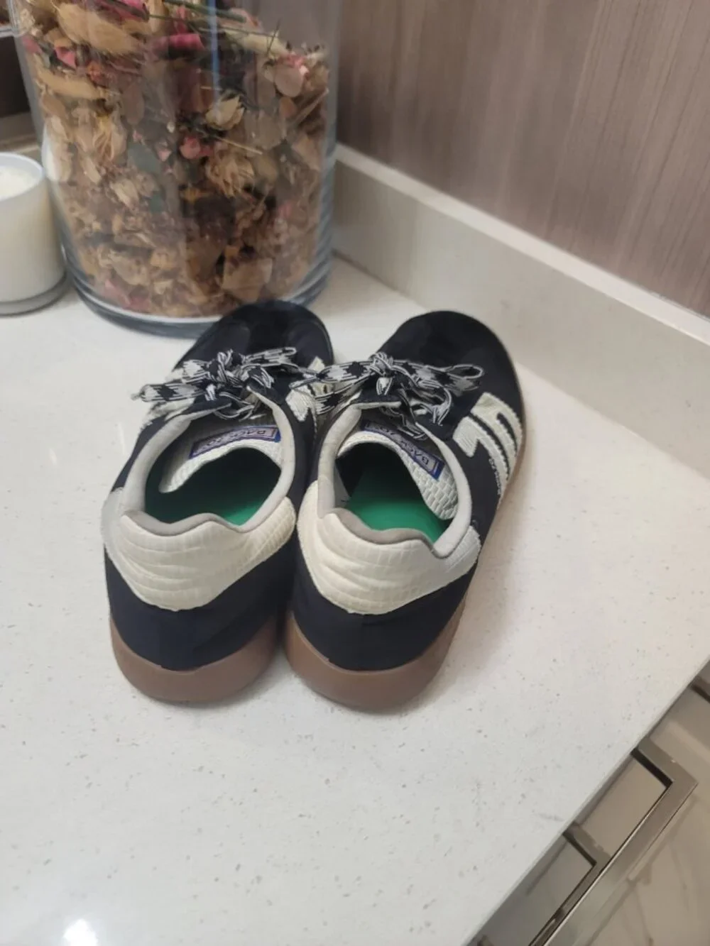 Back 70 Ghost Women’s Low Top Lace-Up Sneakers Rubber Sole Sz 40 Multicolor